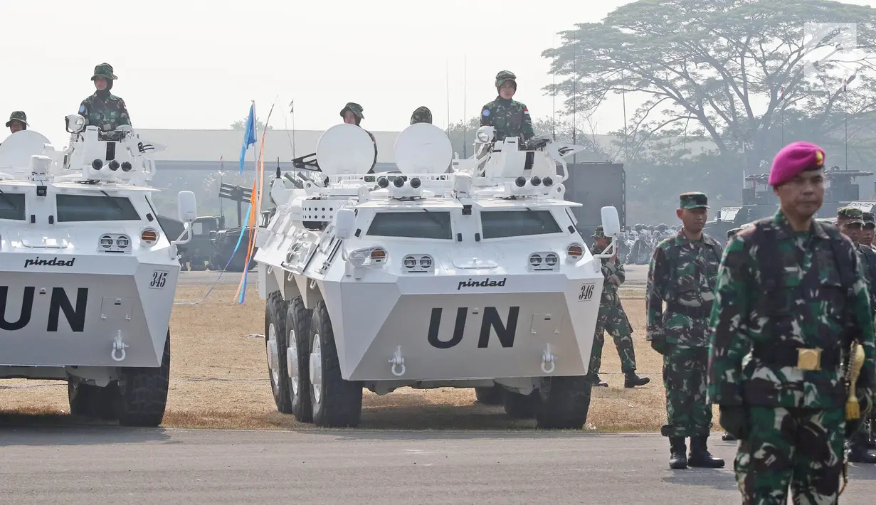 Kendaraan TNI dihadirkan dalam apel kesiapan pasukan pengamanan pelantikan presiden dan wakil presiden terpilih 2019-2024 di Lanud Halim Perdanakusuma, Jakarta, Senin (30/9/2019). Sebanyak 8.526 pasukan disiagakan dalam pelantikan. (Liputan6.com/Herman Zakharia)