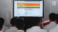 Peserta tes seleksi CPNS Kemenkumham melihat panduan pengisian jawaban sistem CAT di gedung BKN, Jakarta, Senin (11/9). Pada 2017, tercatat 1.116.138 pelamar CPNS mendaftar di lingkungan Kemenkumham. (Liputan6.com/Helmi Fithriansyah)