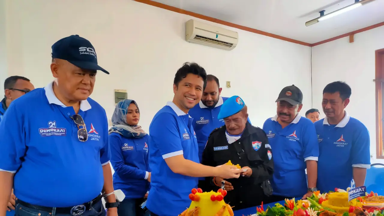Emil Dardak saat merayakan HUT Partai di Rumah AHY Surabaya. (Dian Kurniawan/Liputan6.com)