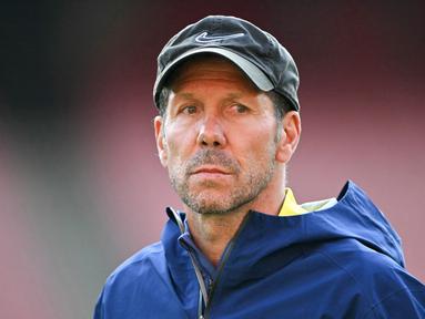Diego Simeone tampak serius memimpin sesi latihan Atletico Madrid jelang mennghadapi Arsenal pada leg kedua semifinal Liga Champions 2025/2026. Duel ini digelar di Emirates Stadium. (AFP/Glyn Kirk)