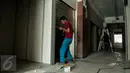 Pekerja menyelesaikan pemasangan rolling door kios penampungan sementara bagi pedagang korban kebakaran di lantai 1 Blok V Pasar Senen, Jakarta, Jumat (24/2). Penampungan sementara itu dijadwalkan rampung pada Maret 2017. (Liputan6.com/Gempur M Surya)