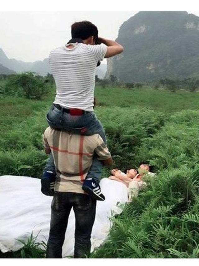 6 Aksi Fotografer Prewedding Panjat-Panjat Ini Bikin Senyum, Bukti Totalitas