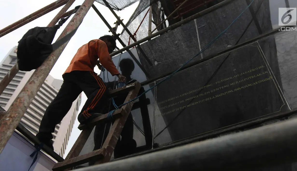 Petugas melakukan perawatan Patung Jenderal Sudirman di Jakarta, Senin (16/4). Perbaikan Patung tersebut untuk merawat agar patung tetap dalam kondisi baik dan tidak terjadi korosi karena faktor cuaca. (Liputan6.com/Arya Manggala)