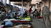 Para pekerja migran Afrika yang terlantar mengungsi di sebuah gudang, di pinggiran timur Beirut pada 21 Oktober 2024. (Joseph EID/AFP)