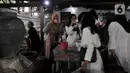 Peziarah meminum air dari gentong saat berziarah di kompleks makam Sunan Gunung Jati, Cirebon, Jawa Barat, Kamis (31/3/2022). Makam Sultan Syarif Hidayatullah atau Sunan Gunung Jati salah satu lokasi yang ramai didatangi peziarah sebagai tradisi jelang Ramadhan. (merdeka.com/Iqbal S. Nugroho)