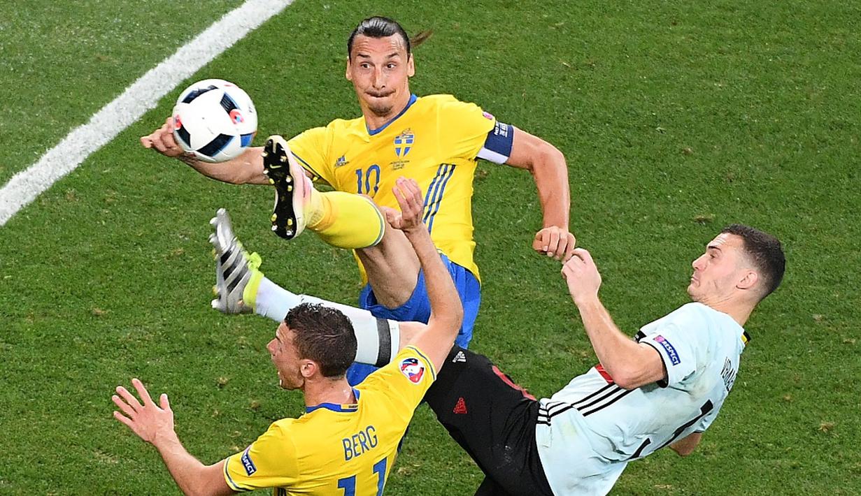 Pemain Belgia, Thomas Vermaelen, berebut bola dengan striker Swedia, Zlatan Ibrahimovic, pada laga terakhir Grup E Piala Eropa 2016 di Allianz Riviera, Nice, Kamis (23/6/2016) dini hari WIB. (AFP/Vincenzo Pinto)