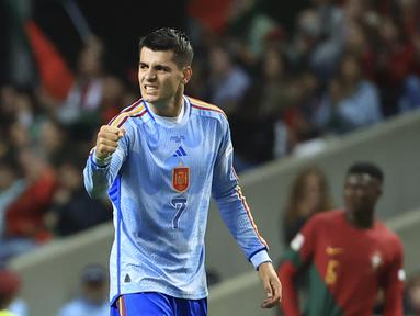 Penyerang Spanyol Alvaro Morata merayakan gol pertama untuk timnya yang dicetak ke gawang Portugal  pada matchday keenam atau terakhir Grup A2 UEFA Nations League 2022-2023 di Estadio Municipal Braga, Rabu (28/9/2022) dini hari WIB. Alvaro Morata menjadi pahlawan kemenangan Spanyol berkat gol semata wayang ke gawang tuan rumah jelang pertandingan berakhir. (AP Photo/Luis Vieira)