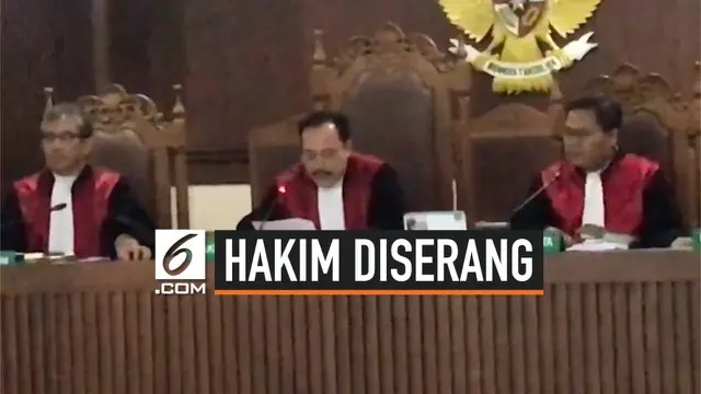 Seorang hakim berinisial HS diserang oleh pengacara saat membacakan putusan di PN Jakarta Pusat. Atas perbuatannya, pelaku berinisial D diamankan di Polsek Kemayoran.