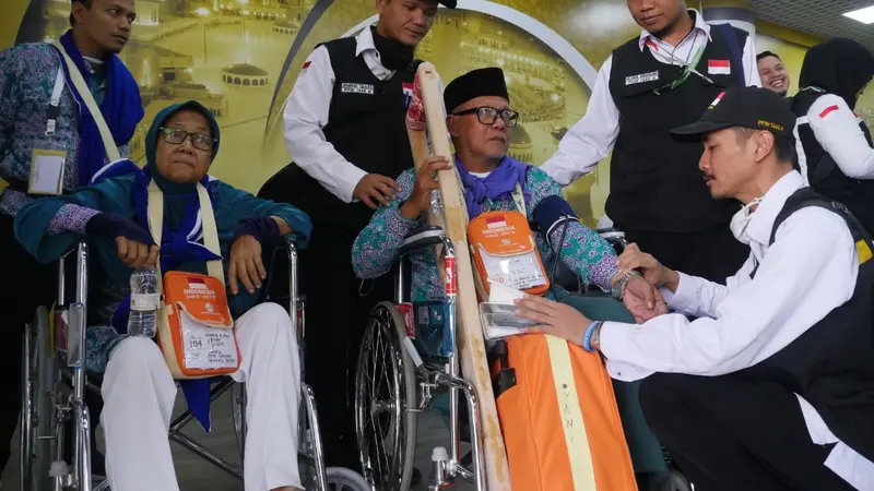 Jemaah haji Indonesia yang memakai kursi roda. Foto: Darmawan/MCH