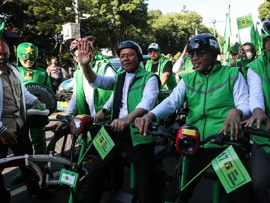 Plt Ketua Umum Partai Persatuan Pembangunan (PPP) Mardiono bersama rombongan petinggi PPP naik sepeda listrik saat mengajukan berkas bakal calon anggota legislatif (Bacaleg) di Gedung KPU, Jakarta, Jumat (12/5/2023). (Liputan6.com/Johan Tallo)