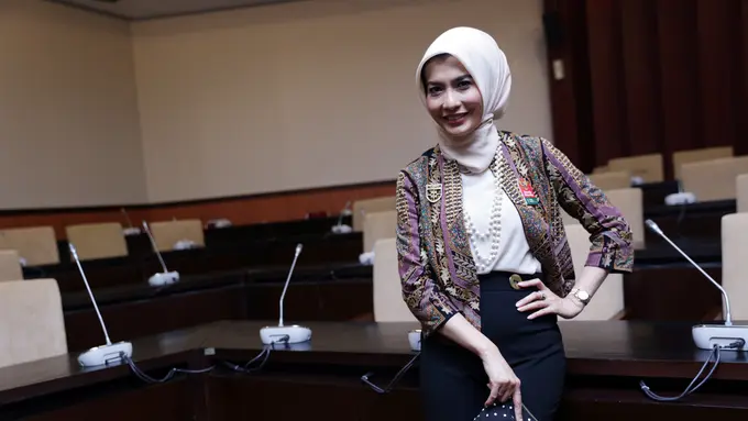 Batik membuat Arzetti Bilbina merasa percaya diri. (Adrian Putra/bintang.com)