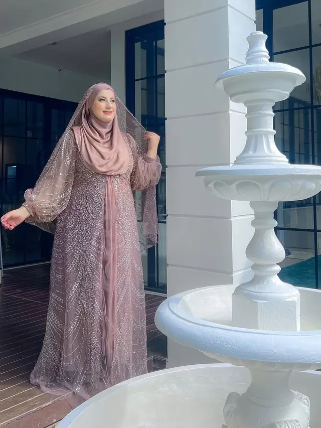 6 Inspirasi Outfit Gamis Brokat ala Tasyi Athasyia, Gaya Berkelas di Usia 30-an