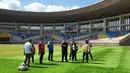 <p>Ketua Umum PSSI, Erick Thohir kembali melakukan Tour de Stadium untuk melihat kesiapan venue ajang Piala Dunia U-20 yang akan berlangsung pada 20 Mei hingga 11 Juni 2023 mendatang. Setelah sebelumnya meninjau dua stadion sekaligus, Stadion Gelora Sriwijaya Jakabaring dan Stadion Si Jalak Harupat pada Sabtu (11/3/2023), maka pada Minggu (12/3/2023) giliran Stadion Manahan Solo yang dikunjungi. Didampingi Waketum PSSI, Zainudin Amali, Wali Kota Solo, Gibran Rakabuming Raka dan Direktur Prasarana Strategis Ditjen Cipta Karya Kementerian PUPR, Essy Asiah, Erick Thohir menilai Stadion Manahan Solo layak diajukan sebagai venue menggelar partai final sekaligus upacara penutupan Piala Dunia U-20 2023 mendatang. (Bola.com/Radifa Arsa)</p>