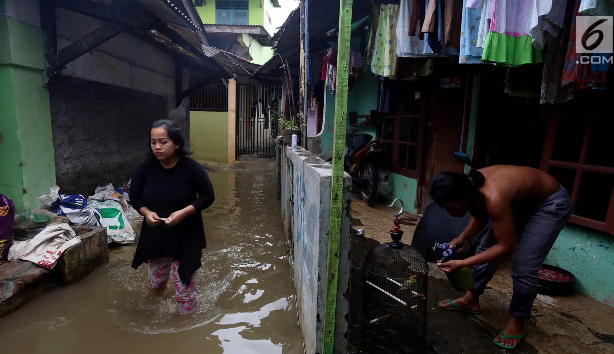 Aktivitas warga saat banjir di Jati Padang, Jakarta Selatan, Kamis (30/11). Banjir yang terjadi tersebut akibat tanggul darurat di Kali Pulo jebol karena genangan air yang cukup deras dan membanjiri permukiman sekitar. (Liputan6.com/Johan Tallo)