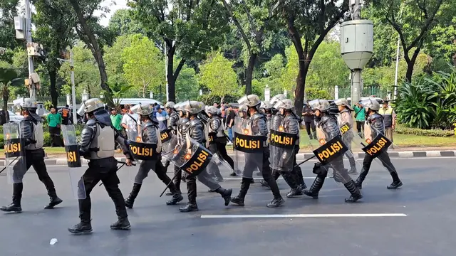 Polisi Kerahkan Pasukan Penindak dalam aksi demonstrasi buruh di Balai Kota DKI Jakarta.