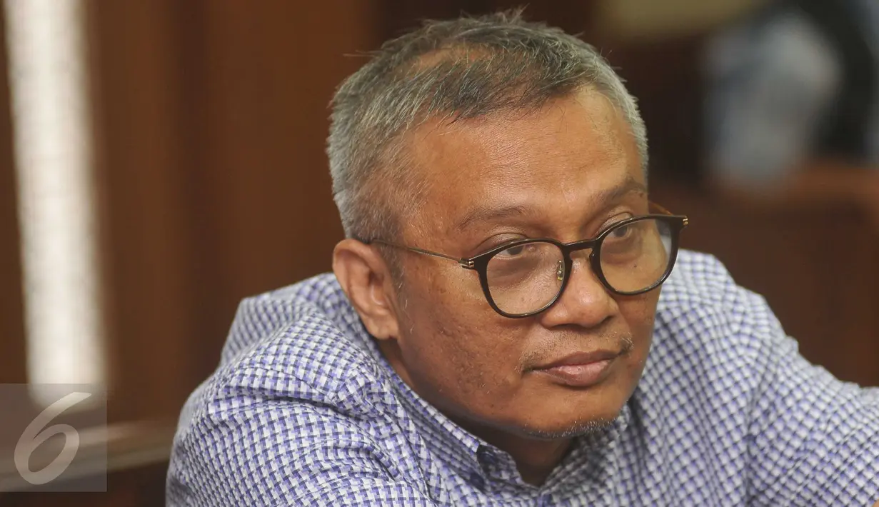 Terdakwa kasus dugaan korupsi pengadaan UPS, Alex Usman jelang Sidang Vonis di Pengadilan Tipikor, Jakarta, Kamis (10/3/2016). Majelis Hakim menjatuhi hukuman kepada Alex Usman 6 tahun penjara dan denda Rp 500 juta. (Liputan6.com/Gempur M Surya)