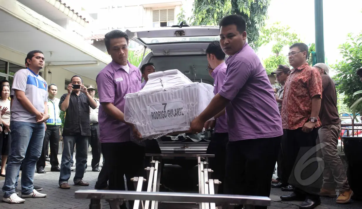 Jenazah terpidana mati asal Brazil, Rodrigo Gularte saat tiba di Rumah Duka RS Carolus, Jakarta, Rabu, (29/4/2015). Jenazah tiba sekitar pukul 12.50 WIB. (Liputan6.com/Helmi Afandi)