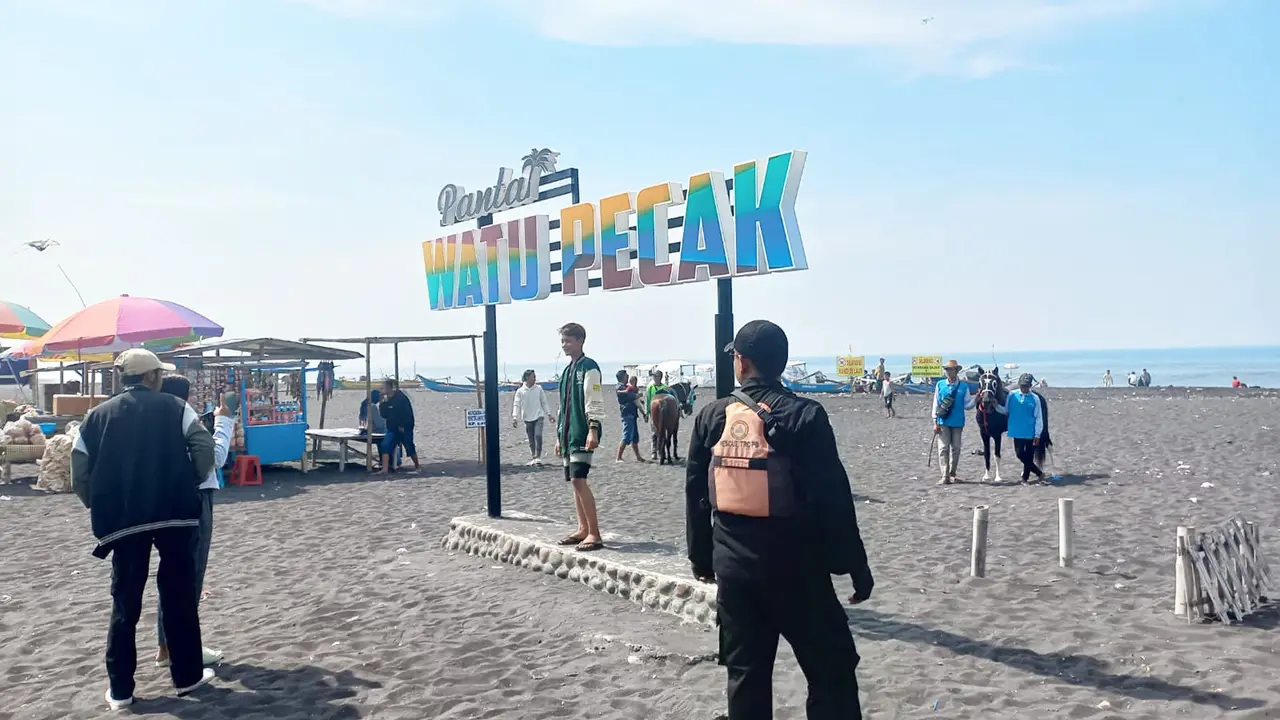 Patroli BPBD Lumajang di sejumlah destinasi wisata bahari pada libur Lebaran 2023 (Istimewa)