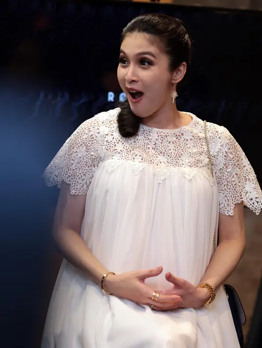 Biasanya, jika mendekati proses melahirnya, ibu hamil tersebut lebih banyak beristirahat di rumah. Namun tidak untuk Sandra Dewi, saat usia kehamilannya 9 bulan nanti, ia justru banyak melaunching produk barunya. (Deki Prayoga/Bintang.com)