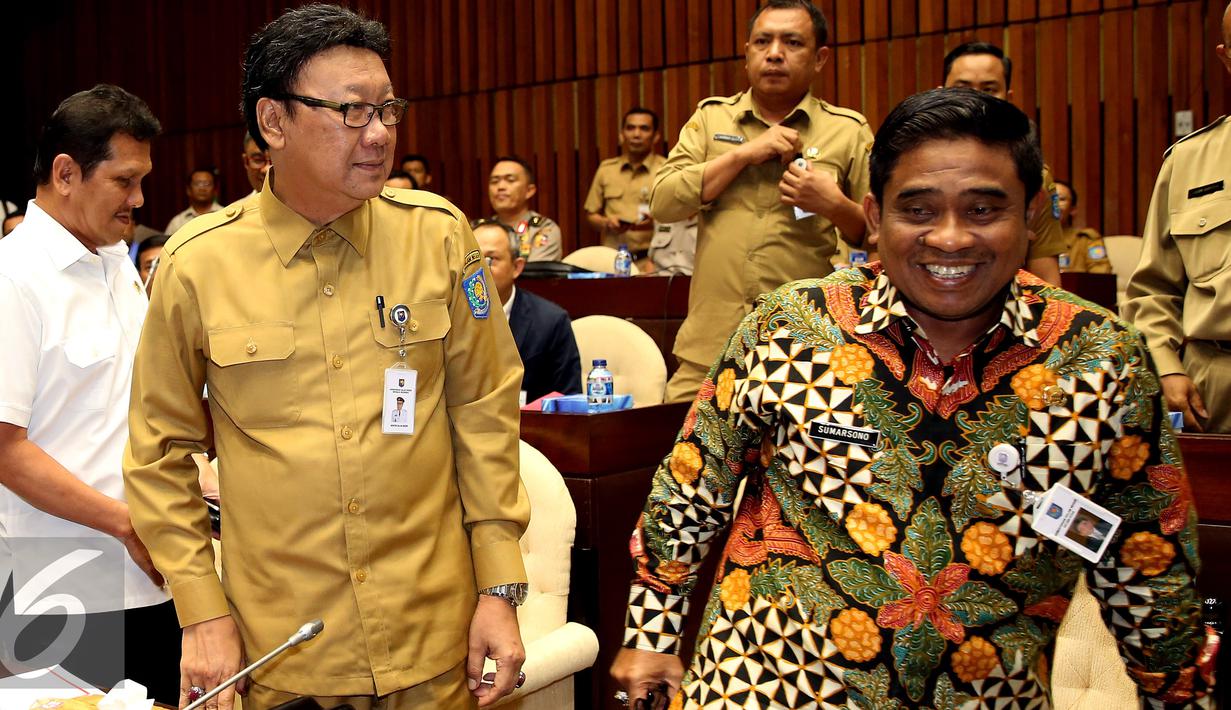 Mendagri Tjahjo Kumolo (kedua kiri), bersama Dirjen Otda Soni Sumarsono sebelum mengikuti rapat kerja dengan Komisi II DPR, Jakarta, Selasa (6/12). Rapat itu membahas netralitas pegawai negeri sipil dalam pilkada serentak 2017. (Liputan6.com/Johan Tallo)