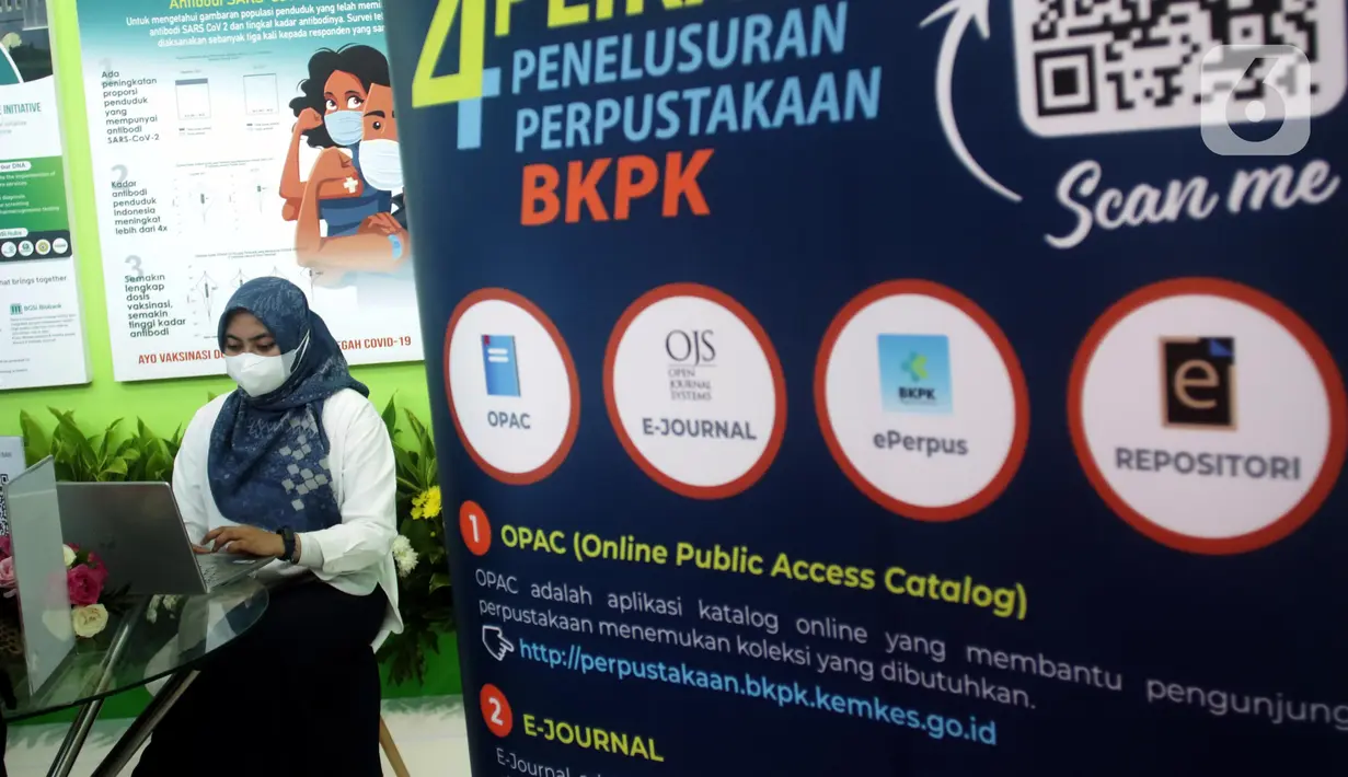 Pengunjung melihat aplikasi buatan yang dipamerkan saat pameran Riset dan Inovasi atau InaRI expo 2022 di  Inovation Convention Center, Cibinong Science Center, Kabupaten Bogor, Kamis (27/10/2022). InaRI Expo 2022 diharapkan menjadi etalase kemajuan riset dan inovasi teknologi di Indonesia, khususnya terkait tema “Digital, Blue, & Green Economy: Riset dan Inovasi untuk Kedaulatan Pangan dan Energi”. (Liputan6.com/Helmi Fithriansyah)