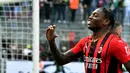 <p>Leao yang menjadi penentu kemenangan Milan lewat golnya di menit-menit akhir babak kedua pantas disebut sebagai pahlawan Rossoneri pada laga ini. (AFP/Tiziana Fabi)</p>