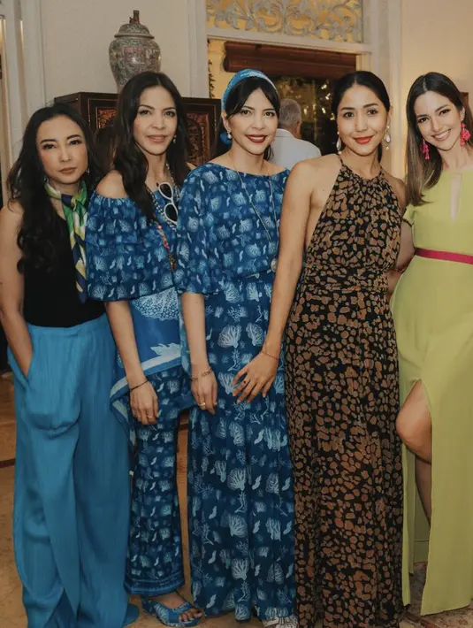 Berkumpul dengan sosialita, dress tersebut pun memiliki detail belahan depan dengn model lengan flowly bertumpuk. (@ramadhaniabakrie)