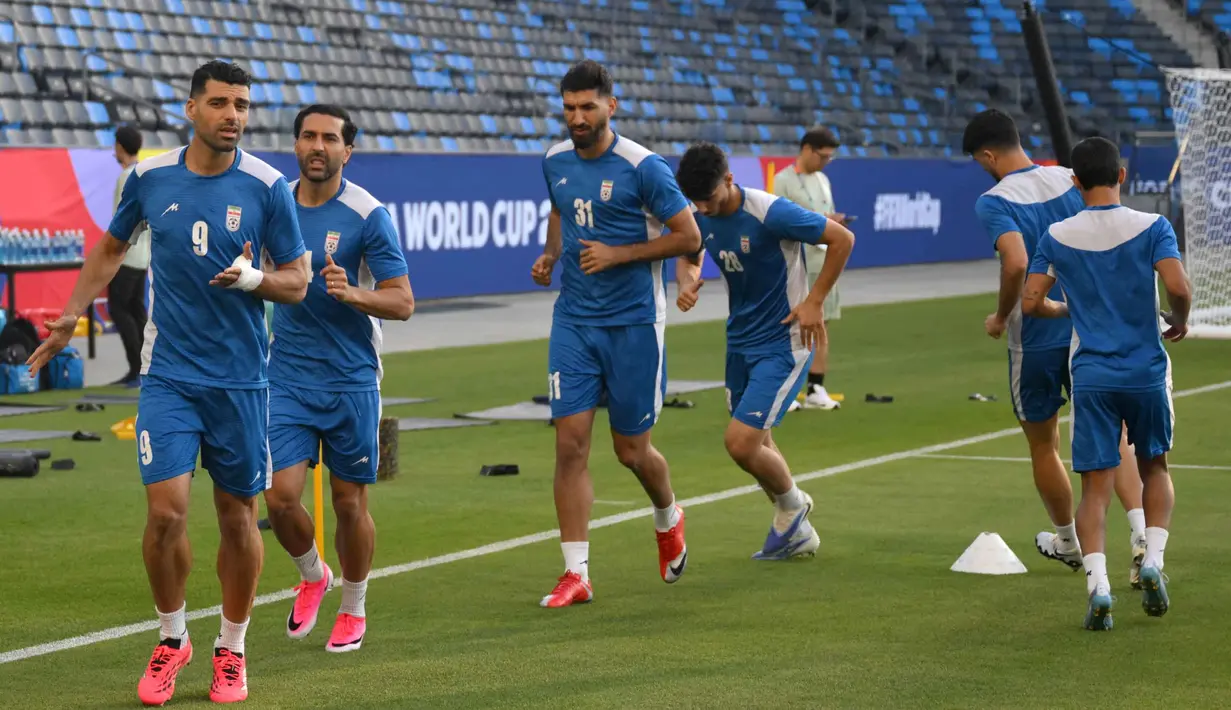 Para pemain Iran mengikuti sesi latihan di Carson Sports Park, California pada Minggu 14 Juni 2026, menjelang pertandingan Grup G Piala Dunia 2026 melawan Selandia Baru. (Patrick T. Fallon/AFP)