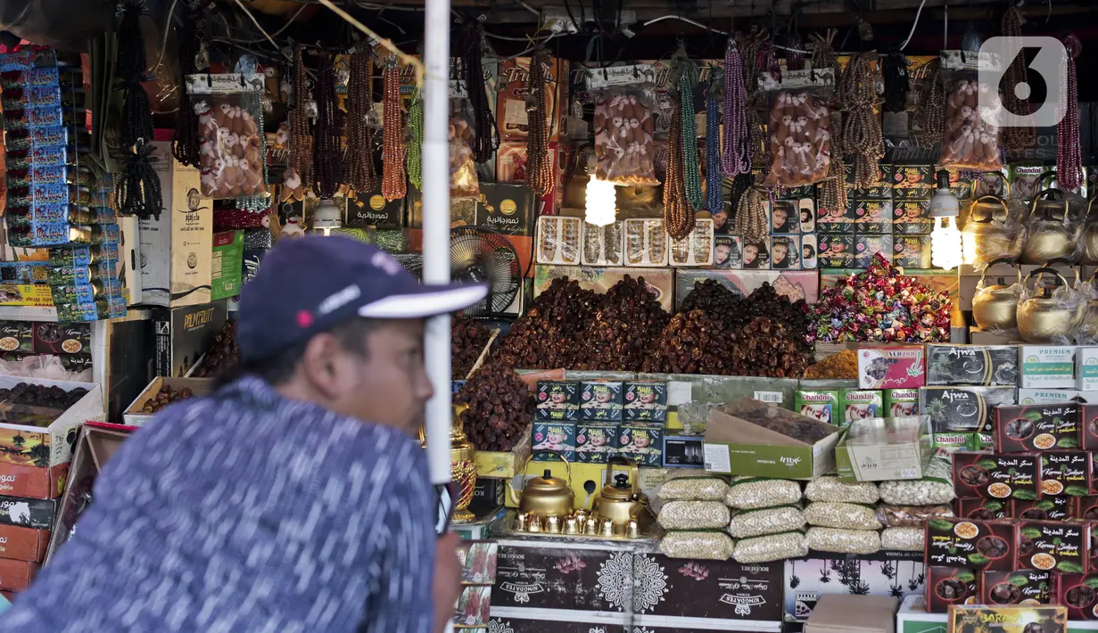 Kurma dijual di Pasar Tanah Abang, Jakarta, Rabu (22/4/2020). Pandemi COVID-19 membuat lesu penjualan kurma, keuntungan pedagang menurun hingga 80 persen lebih padahal pada tahun sebelumnya menjelang Ramadan biasanya ramai pembeli. (Liputan6.com/Johan Tallo)