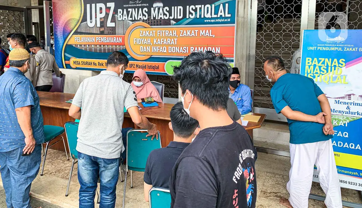 <p>Umat muslim membayar zakat fitrah di Masjid Istiqlal, Jakarta, Jumat (29/4/2022). Panitia Zakat Masjid Istiqlal mulai membuka layanan pembayaran zakat fitrah dengan pembayaran senilai Rp 50 ribu atau 3,5 liter beras. (Liputan6.com/Faizal Fanani)</p>