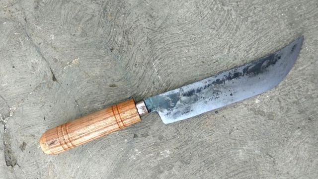 Pisau yang digunakan tersangka suami bunuh istri, Suratman (45) untuk membunuh istrinya. (Foto: Liputan6.com/Muhamad Ridlo)