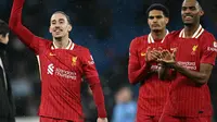 Sejumlah pemain Liverpool merayakan kemenangan atas Man City di Liga Inggris 2024/2025, Minggu (23/2/2025) malam WIB. (Paul ELLIS / AFP)