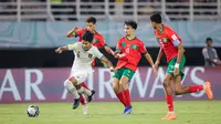 Pemain Timnas Indonesia U-17, Arkhan Kaka (kiri) berusaha mengontrol bola dibayangi tiga pemain&nbsp;Timnas Maroko U-17 dalam laga pamungkas Grup A Piala Dunia U-17 2023 yang berlangsung di Stadion Gelora Bung Tomo, Surabaya, Kamis (16/11/2023). (Bola.com/Bagaskara Lazuardi)