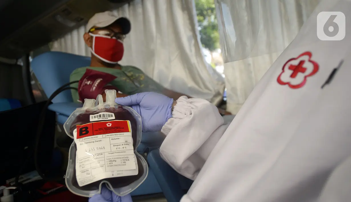 Petugas Palang Merah Indonesia (PMI) mengambil darah pendonor di mobil donor darah keliling, Tangerang Selatan, Banten, Jumat (17/7/2020). PMI mengintensifkan pengoperasian mobil donor darah keliling untuk memenuhi persediaan stok darah saat pandemi COVID-19. (merdeka.com/Dwi Narwoko)