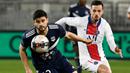 Pemain Bordeaux, Loris Benito, berebut bola dengan pemain Paris Saint-Germain (PSG), Pablo Sarabia, pada laga Liga Prancis di Stadion Matmut Atlantique, Rabu (3/3/2021). PSG menang dengan skor 1-0. (Photo by Philippe LOPEZ / AFP)