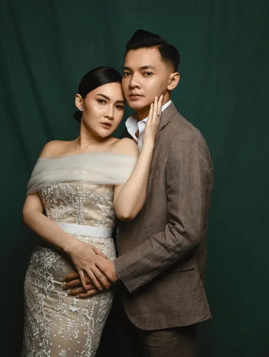 Pamer kemesraan, pemotretan pasangan pedangdut ini berhasil curi perhatian. Tak sedikit orang yang dibuat baper melihat keduanya dalam pemotretan ini. (Liputan6.com/IG/@nellakharisma)
