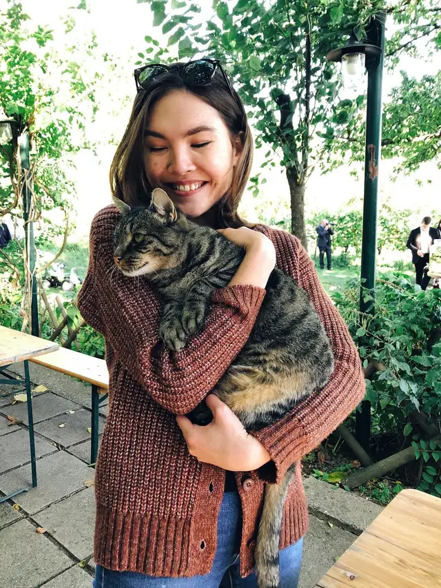 7 Potret Sabrina, Saudara Kembar Olivia Jensen yang Jarang Tersorot