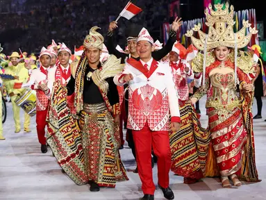 Kontingen atlet Indonesia saat mengikuti parade upacara pembukaan Olimpiade 2016 di Stadion Maracana, Rio de Janeiro, Brasil (5/8). Kostum kontingen Indonesia yang memadukan budaya Bali, Lampung, dan Papua.( REUTERS/Stefan Wermuth)