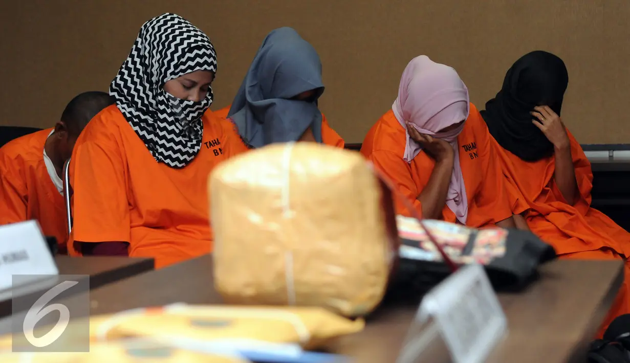 Empat wanita dari tujuh tersangka penyelundupan narkoba jenis sabu diperlihatkan BNN saat rilis di Jakarta, Selasa (24/5/2016). BNN mengungkap dua kasus penyelundupan narkoba jenis sabudengan tujuh orang tersangka. (Liputan6.com/Helmi Fithriansyah)
