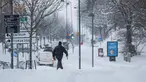Seorang pria berjalan setelah hujan salju pada tanggal 4 Januari 2024 di Sundbyberg, dekat Stockholm, Swedia. (Jonathan NACKSTRAND/AFP)