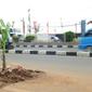 Sebuah lubang bekas galian ditanami pohon pisang di pinggir Jalan Raya Margonda, Depok, Senin (4/3/2019). Aksi tanam pohon pisang itu sebagai protes warga akibat banyaknya lubang galian di Jalan Margonda. (Liputan6.com/Herman Zakharia)