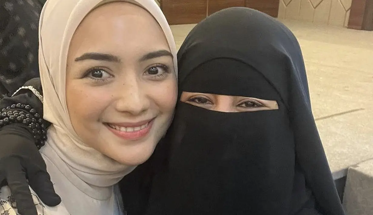 Citra Kirana tampil dengan pakaian serba coklat. Mengenakan kerudung segi empat, dress, dan outer bermotifnya. [@_ummi_pipik_]