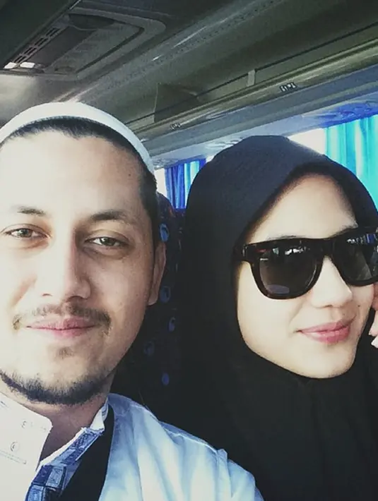 Sering jalan-jalan bukan alasan untuk melupakan ibadah. Foto saat Pevita dan Keenan akan beribadah di Tanah Suci, Mekah. (Via Instagram/@pevpearce)