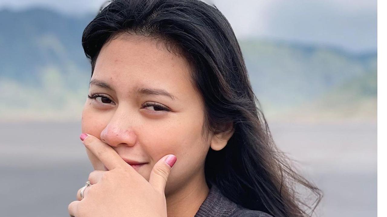 6 Potret Indah Permatasari dan Arie Kriting Ke Bromo, Syuting Film Kejar Mimpi Gas Pol