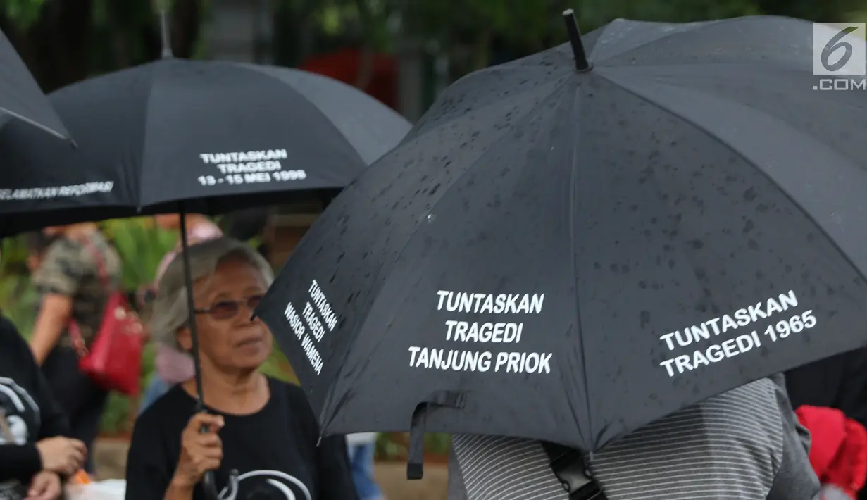 Jaringan Solidaritas Korban melakukan aksi Kamisan ke-562 di depan Istana Merdeka, Jakarta, Kamis (15/11). Mereka meminta pemerintah segera menyelesaikan kasus pelanggaran HAM berat masa lalu khususnya Tragedi Semanggi 1. (Liputan6.com/Helmi Fithriansyah)