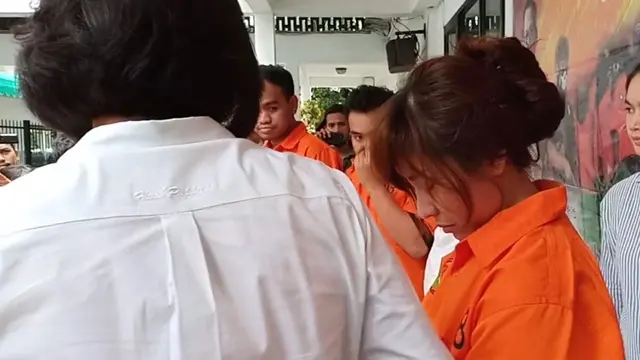 Artis penyanyi dangdut Cahya Wulan Sari alias Chacha Duo Molek alias CC