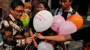 Sejumlah aktivis memberikan balon bertuliskan '10 Tahun Mengenang Munir' kepada Deputi Tim Transisi Jokowi-JK, Hasto Kristiyanto, Jakarta, (8/9/14). (Liputan6.com/Johan Tallo)