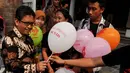Sejumlah aktivis memberikan balon bertuliskan '10 Tahun Mengenang Munir' kepada Deputi Tim Transisi Jokowi-JK, Hasto Kristiyanto, Jakarta, (8/9/14). (Liputan6.com/Johan Tallo)