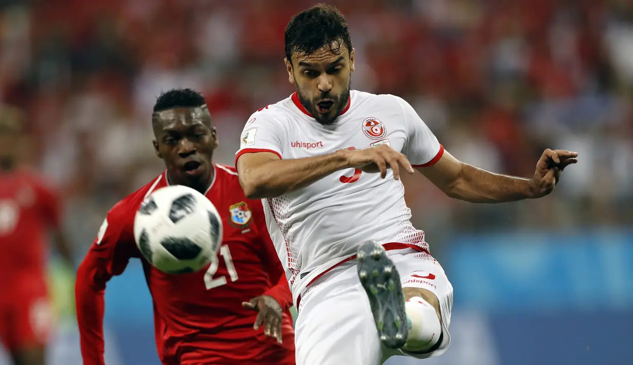 Striker Tunisia, Oussama Haddadi, melepaskan tendangan saat melawan Panama pada laga grup G Piala Dunia di Mordovia Arena, Saransk, Kamis (28/6/2018). Tunisia menang 2-1 Panama. (AP/Darko Bandic)
