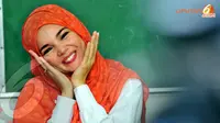 Di balik hijab oranye, senyum Dewi Sandra semakin menambah aura kecantikan yang dimiliki (Liputan6.com/Panji Diksana)